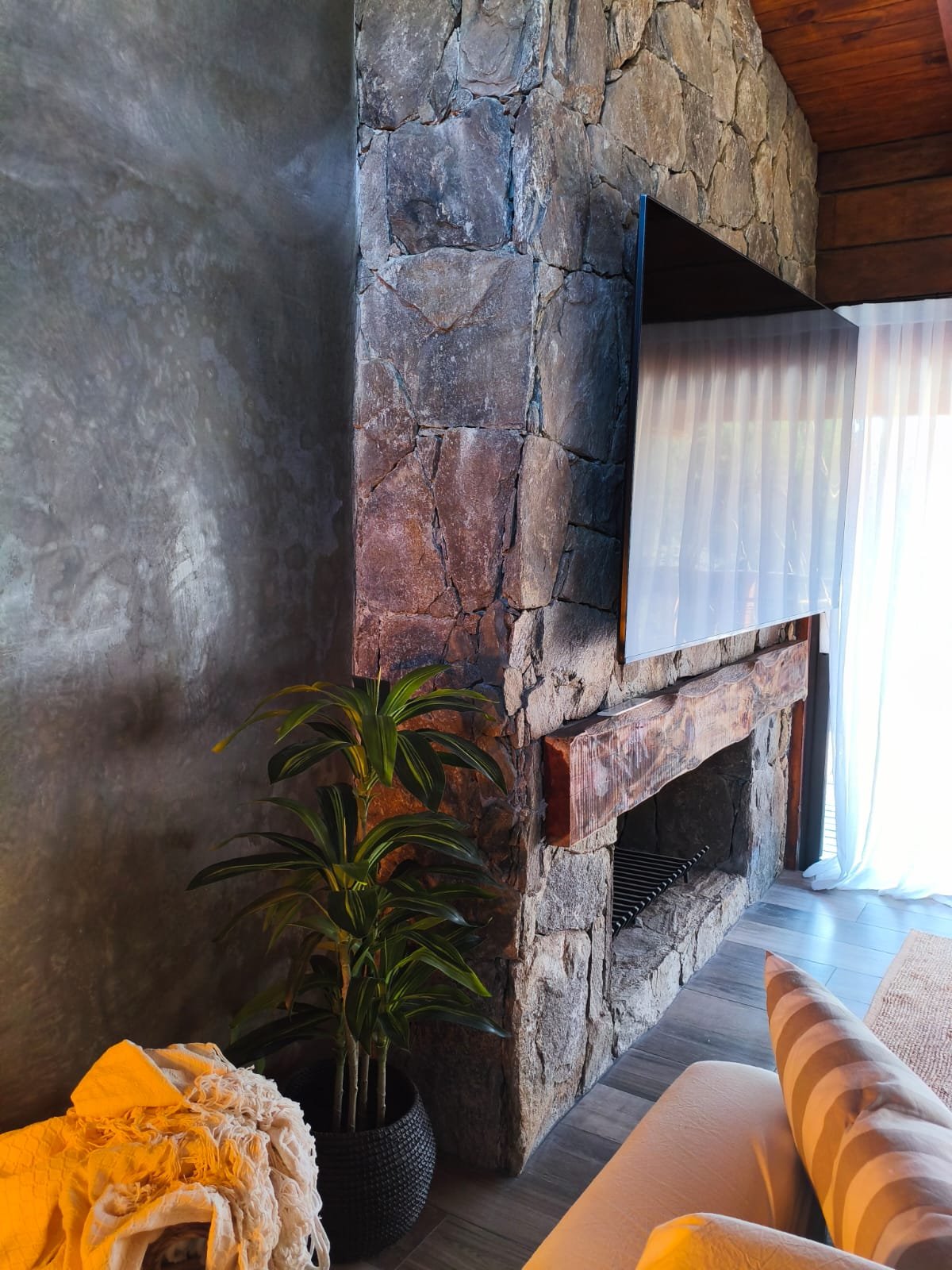 Interior con hogar de piedra