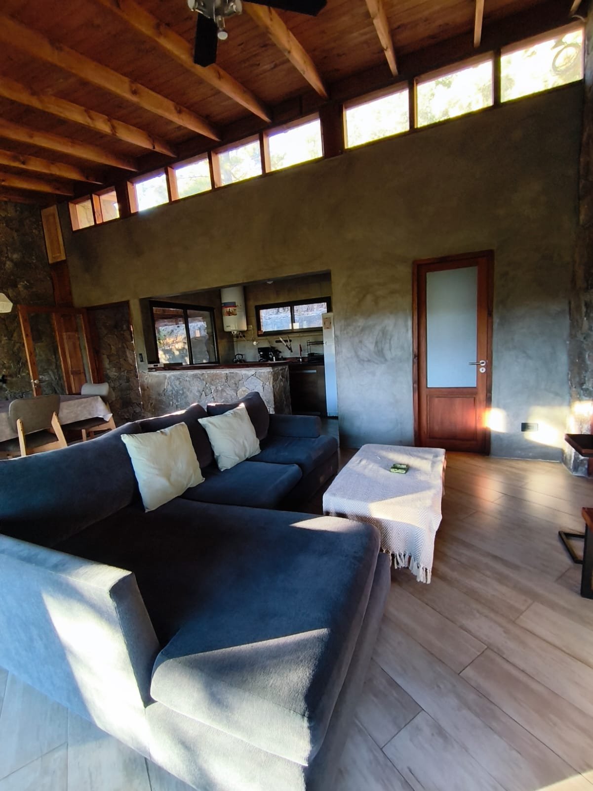 Living con sofá y techos de madera